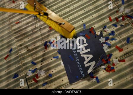 28. August 2008 – Denver, Colorado, USA – Arbeiter reinigen den Bühnenbereich im Invesco Field nach Barack Obamas Rede am vierten Tag des Demokratischen Nationalkonvents. Mehr als 70.000 Teilnehmer nahmen an der Veranstaltung Teil (Bild: Chris Detrick/ZUMAPRESS.com) Stockfoto