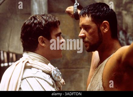 Mai 2000; Los Angeles, CA, USA; Commodus (JOAQUIN PHOENIX, links) konfrontiert den geketteten Gladiator Maximus (RUSSELL CROWE) mit seinem gefährlichsten Feind in dem Drama-Action-Film GLADIATOR. (Kreditbild: Auto Images/ZUMAPRESS.com) Stockfoto