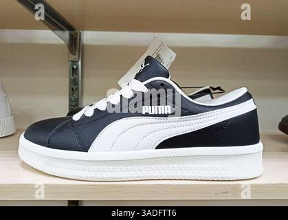 Aktau, Kasachstan - 22. März 2025: Schwarz-weißer puma-Sneaker im Regal. Stockfoto