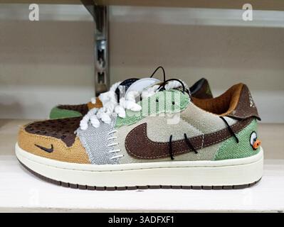 Aktau, Kasachstan - 22. März 2025: Sneakers aus Patchwork-Canvas mit mehrfarbigen Panels auf dem Ausstellungsregal. Stockfoto