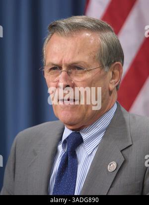 Januar 2002; Arlington, VA, USA; US-Verteidigungsminister DONALD RUMSFELD spricht während einer Pressekonferenz im Pentagon. Rumsfeld drängte die Indianer, den anhaltenden Konflikt mit Pakistan um die Kaschmir-Region zu beruhigen. (Bild: Chris Kleponis/ZUMAPRESS.com) Stockfoto