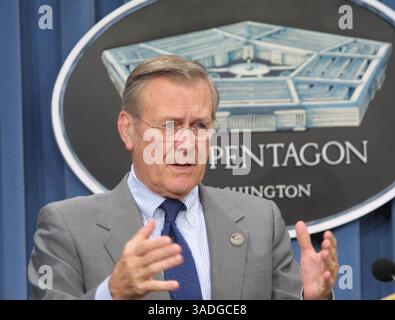 Januar 2002; Arlington, VA, USA; US-Verteidigungsminister DONALD RUMSFELD spricht während einer Pressekonferenz im Pentagon. Rumsfeld drängte die Indianer, den anhaltenden Konflikt mit Pakistan um die Kaschmir-Region zu beruhigen. (Bild: Chris Kleponis/ZUMAPRESS.com) Stockfoto
