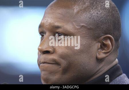 Dezember 2003; Detroit, MI, USA; die ehemaligen NFL Detroit Lions, die BARRY SANDERS im Ford Field in Detroit zurücklaufen, um sein Buch "Barry Sanders: Now You See him... Seine Geschichte in seinen eigenen Worten. Sanders wird 2004 für die Football Hall of Fame in Frage kommen. (Bild: Jeff Kowalsky/ZUMAPRESS.com) Stockfoto