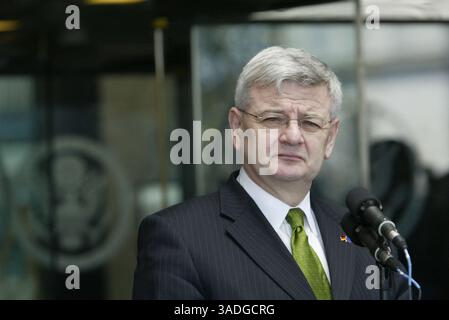 November 2003; Washington, DC, USA; US-Außenminister JOSCHKA FISCHER hört US-Außenminister Colin Powell während einer Pressekonferenz mit Bundesaußenminister Joschka Fischer vor dem Außenministerium in Washington. (Bild: Chris Kleponis/ZUMAPRESS.com) Stockfoto
