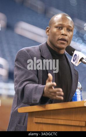 Dezember 2003; Detroit, MI, USA; die ehemaligen NFL Detroit Lions, die BARRY SANDERS im Ford Field in Detroit zurücklaufen, um sein Buch "Barry Sanders: Now You See him... Seine Geschichte in seinen eigenen Worten. Sanders wird 2004 für die Football Hall of Fame in Frage kommen. (Bild: Jeff Kowalsky/ZUMAPRESS.com) Stockfoto