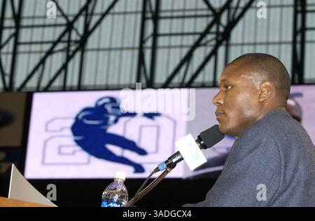 Dezember 2003; Detroit, MI, USA; die ehemaligen NFL Detroit Lions, die BARRY SANDERS im Ford Field in Detroit zurücklaufen, um sein Buch "Barry Sanders: Now You See him... Seine Geschichte in seinen eigenen Worten. Sanders wird 2004 für die Football Hall of Fame in Frage kommen. (Bild: Jeff Kowalsky/ZUMAPRESS.com) Stockfoto