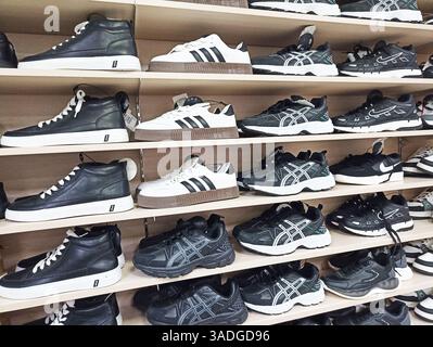 Aktau, Kasachstan - 22. März 2025: Eine vielfältige Auswahl an sportlichen Sneakern wird in den Regalen des Stores ausgestellt. Stockfoto