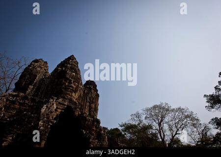 11. Februar 2012 - Angkor, Kambodscha - Angkor Wat ist ein Tempelkomplex in Angkor, Kambodscha, erbaut von König Suryavarman II. Im frühen 12. Jahrhundert als Staatstempel und Hauptstadt. Als der am besten erhaltene Tempel an der Stätte ist er der einzige, der seit seiner Gründung ein bedeutendes religiöses Zentrum geblieben ist – zuerst hinduistisch, dem Gott Vishnu gewidmet, dann buddhistisch. Es ist das größte religiöse Gebäude der Welt (Bild: © Mark Samala/ZUMAPRESS.com) Stockfoto