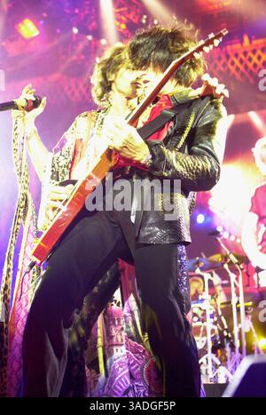 Juni 30, 2001; Pittsburgh, PA, USA; Leadsänger STEVEN TYLER und Leadgitarrist JOE PERRY von Aerosmith treten während ihrer „Just Push Play“-Tour für ein ausverkauftes Publikum auf. (Bild: Lee Kennedy/ZUMAPRESS.com) Stockfoto