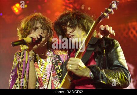 Juni 30, 2001; Pittsburgh, PA, USA; Leadsänger STEVEN TYLER und Leadgitarrist JOE PERRY von Aerosmith treten während ihrer „Just Push Play“-Tour für ein ausverkauftes Publikum auf. (Bild: Lee Kennedy/ZUMAPRESS.com) Stockfoto