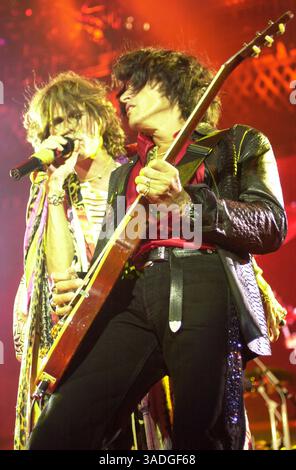 Juni 30, 2001; Pittsburgh, PA, USA; Leadsänger STEVEN TYLER und Leadgitarrist JOE PERRY von Aerosmith treten während ihrer „Just Push Play“-Tour für ein ausverkauftes Publikum auf. (Bild: Lee Kennedy/ZUMAPRESS.com) Stockfoto