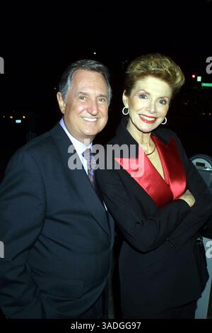 Februar 2002; Los Angeles, CA, USA; 50er-Sänger NEIL SADACA und seine Frau @ Spago Restaurant. . (Bild: David Keeler/ZUMAPRESS.com) Stockfoto