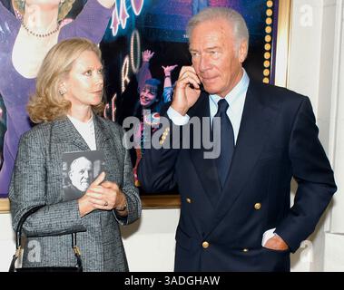 Schauspieler CHRISTOPHER PLUMMER (R), mit Ehefrau der Schauspielerin ELAINE TAYLOR am Shubert Theatre in New York City, nach der Gedenkfeier für den Schauspieler Hume Cronyn, der am 15. Juni 2003 verstorben ist. (Bild: Jeff Klein/ZUMAPRESS.com) Stockfoto