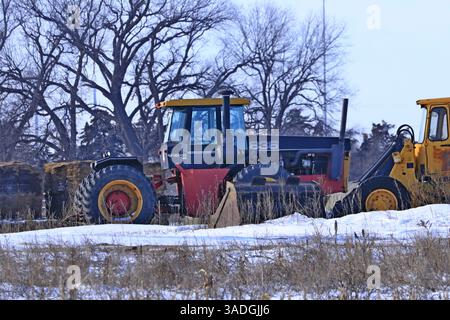 Ein vielseitiger Traktor 836, der im Winter geparkt wird Stockfoto