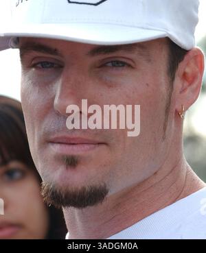 November 2004; Port St. Lucie, FL, USA; der ehemalige Rapper VANILLEEIS, alias ROBERT VAN WINKLE, holt seine Freunde Pancho the Goat und Bucky Buckaroo, ein Wallaroo, aus diesem Tierkontrollzentrum in Port St. Lucie, FL. Die Tiere wurden nach der Flucht aus VAN WINKLES Grundstück abgeholt, nachdem ein Tor offen gelassen wurde. Van Winkle, dem die entsprechende Erlaubnis für Bucky fehlt, fand einen Freund mit einer Erlaubnis, der die Wallaroo vorübergehend unterbringen kann. (Bild: Kelly Owen/ZUMAPRESS.com) Stockfoto