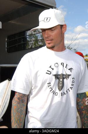 November 2004; Port St. Lucie, FL, USA; der ehemalige Rapper VANILLEEIS, alias ROBERT VAN WINKLE, holt seine Freunde Pancho the Goat und Bucky Buckaroo, ein Wallaroo, aus diesem Tierkontrollzentrum in Port St. Lucie, FL. Die Tiere wurden nach der Flucht aus VAN WINKLES Grundstück abgeholt, nachdem ein Tor offen gelassen wurde. Van Winkle, dem die entsprechende Erlaubnis für Bucky fehlt, fand einen Freund mit einer Erlaubnis, der die Wallaroo vorübergehend unterbringen kann. (Bild: Kelly Owen/ZUMAPRESS.com) Stockfoto
