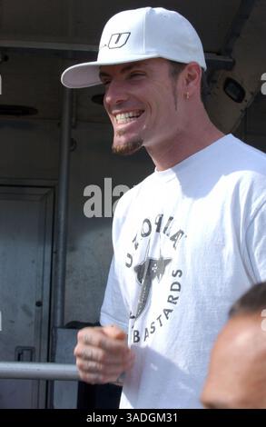 November 2004; Port St. Lucie, FL, USA; der ehemalige Rapper VANILLEEIS, alias ROBERT VAN WINKLE, holt seine Freunde Pancho the Goat und Bucky Buckaroo, ein Wallaroo, aus diesem Tierkontrollzentrum in Port St. Lucie, FL. Die Tiere wurden nach der Flucht aus VAN WINKLES Grundstück abgeholt, nachdem ein Tor offen gelassen wurde. Van Winkle, dem die entsprechende Erlaubnis für Bucky fehlt, fand einen Freund mit einer Erlaubnis, der die Wallaroo vorübergehend unterbringen kann. (Bild: Kelly Owen/ZUMAPRESS.com) Stockfoto