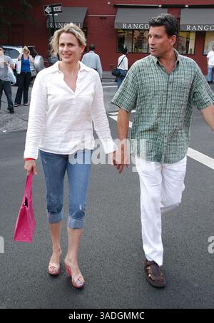 Juli 2005; New York City, NY, USA; die mit dem Tony Award ausgezeichnete Schauspielerin CADY HUFFMAN macht einen Spaziergang mit ihrem Ehemann, dem Hunter College Mens Basketball Coach, BILL HEALY in the Village in New York. (Bild: Jeff Klein/ZUMAPRESS.com) Stockfoto