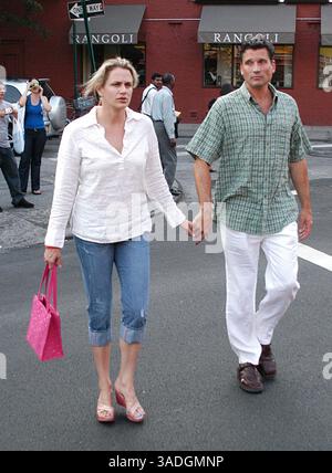 Juli 2005; New York City, NY, USA; die mit dem Tony Award ausgezeichnete Schauspielerin CADY HUFFMAN macht einen Spaziergang mit ihrem Ehemann, dem Hunter College Mens Basketball Coach, BILL HEALY in the Village in New York. (Bild: Jeff Klein/ZUMAPRESS.com) Stockfoto