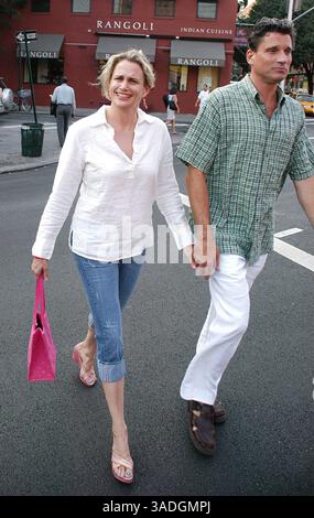 Juli 2005; New York City, NY, USA; die mit dem Tony Award ausgezeichnete Schauspielerin CADY HUFFMAN macht einen Spaziergang mit ihrem Ehemann, dem Hunter College Mens Basketball Coach, BILL HEALY in the Village in New York. (Bild: Jeff Klein/ZUMAPRESS.com) Stockfoto