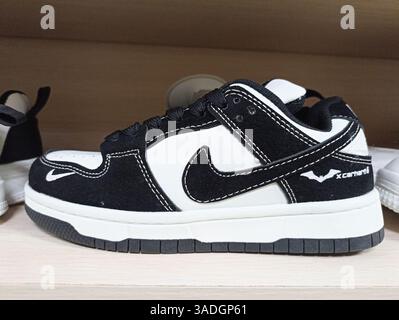 Aktau, Kasachstan - 22. März 2025: Schwarz-weißer Skateschuh mit einzigartigem Logo im Regal. Stockfoto