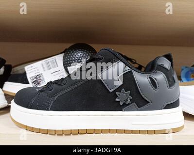 Aktau, Kasachstan - 22. März 2025: Schwarz-graue Freizeitschuhe im Ausstellungsregal. Stockfoto