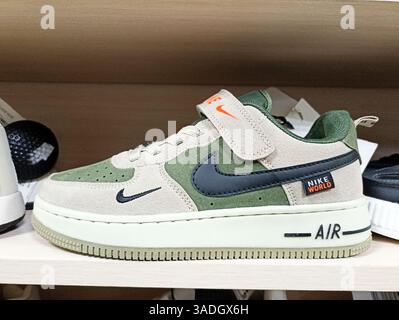 Aktau, Kasachstan - 22. März 2025: Nike Air Sneakers mit grünem und beigefarbenem Design im Regal. Stockfoto
