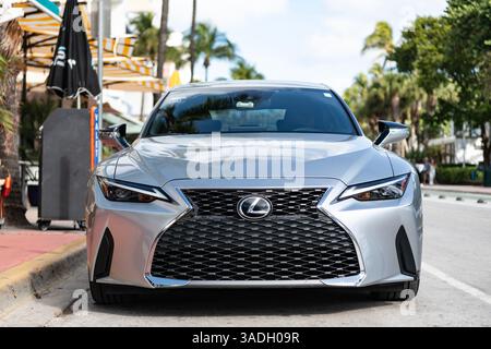 Miami, Florida, USA - 9. Dezember 2024: Lexus IST EIN Sportwagen aus dem Jahr 2022. Der Luxussportwagen von Lexus IST der Typ. Das Auto von Lexus STEHT im Freien. Lexus IST Stockfoto