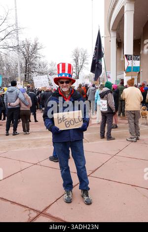 Santa Fe, USA. April 2025. Die Demonstranten, die Zeichen gegen Regierungskürzungen, Finanzturbulenzen und Angriffe auf die Demokratie tragen, protestieren gegen die Politik von Präsident Donald Trump in Santa Fe, New Mexico. Quelle: Tim Fleming/Alamy Live News Stockfoto