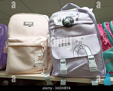 Aktau, Kasachstan - 22. März 2025: Pastellrucksäcke im Verkaufsregal. Stockfoto