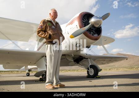 3. Mai 2008 - Flying M Ranch, Nevada, USA - Hotel Magnate BARRON HILTON, 80, posiert für ein Porträt vor einem alten Bühnenbus-Stopp Samstag, 3. Mai 2008 auf seiner Ranch, der 'Flying-M' in Lyon County, Nevada, 60 Meilen südlich von Reno. Ein Schild vom Mobley Hotel of Cisco, Texas, hängt vor der Haltestelle. Das Mobley Hotel war Conrad Hilton's-Barrons Vater-First Hotel (Kreditbild: David Calvert/ZUMAPRESS.com) Stockfoto