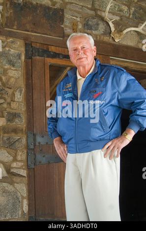 3. Mai 2008 - Flying M Ranch, Nevada, USA - Hotel Magnate BARRON HILTON, 80, posiert für ein Porträt vor einem alten Bühnenbus-Stopp Samstag, 3. Mai 2008 auf seiner Ranch, der 'Flying-M' in Lyon County, Nevada, 60 Meilen südlich von Reno. Ein Schild vom Mobley Hotel of Cisco, Texas, hängt vor der Haltestelle. Das Mobley Hotel war Conrad Hilton's-Barrons Vater-First Hotel (Kreditbild: David Calvert/ZUMAPRESS.com) Stockfoto