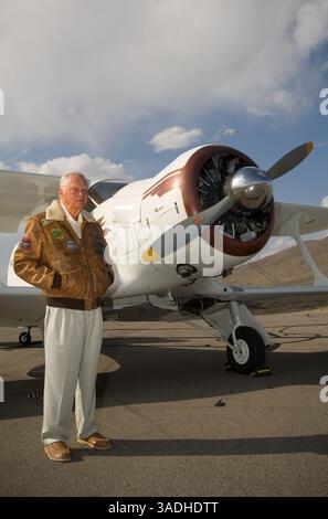 3. Mai 2008 - Flying M Ranch, Nevada, USA - Hotel Magnate BARRON HILTON, 80, posiert für ein Porträt vor einem alten Bühnenbus-Stopp Samstag, 3. Mai 2008 auf seiner Ranch, der 'Flying-M' in Lyon County, Nevada, 60 Meilen südlich von Reno. Ein Schild vom Mobley Hotel of Cisco, Texas, hängt vor der Haltestelle. Das Mobley Hotel war Conrad Hilton's-Barrons Vater-First Hotel (Kreditbild: David Calvert/ZUMAPRESS.com) Stockfoto