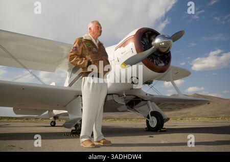3. Mai 2008 - Flying M Ranch, Nevada, USA - Hotel Magnate BARRON HILTON, 80, posiert für ein Porträt vor einem alten Bühnenbus-Stopp Samstag, 3. Mai 2008 auf seiner Ranch, der 'Flying-M' in Lyon County, Nevada, 60 Meilen südlich von Reno. Ein Schild vom Mobley Hotel of Cisco, Texas, hängt vor der Haltestelle. Das Mobley Hotel war Conrad Hilton's-Barrons Vater-First Hotel (Kreditbild: David Calvert/ZUMAPRESS.com) Stockfoto