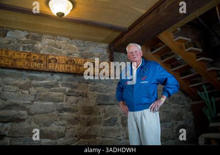 3. Mai 2008 - Flying M Ranch, Nevada, USA - Hotel Magnate BARRON HILTON, 80, posiert für ein Porträt vor einem alten Bühnenbus-Stopp Samstag, 3. Mai 2008 auf seiner Ranch, der 'Flying-M' in Lyon County, Nevada, 60 Meilen südlich von Reno. Ein Schild vom Mobley Hotel of Cisco, Texas, hängt vor der Haltestelle. Das Mobley Hotel war Conrad Hilton's-Barrons Vater-First Hotel (Kreditbild: David Calvert/ZUMAPRESS.com) Stockfoto