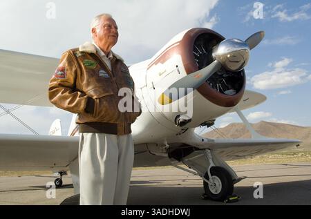 3. Mai 2008 - Flying M Ranch, Nevada, USA - Hotel Magnate BARRON HILTON, 80, posiert für ein Porträt vor einem alten Bühnenbus-Stopp Samstag, 3. Mai 2008 auf seiner Ranch, der 'Flying-M' in Lyon County, Nevada, 60 Meilen südlich von Reno. Ein Schild vom Mobley Hotel of Cisco, Texas, hängt vor der Haltestelle. Das Mobley Hotel war Conrad Hilton's-Barrons Vater-First Hotel (Kreditbild: David Calvert/ZUMAPRESS.com) Stockfoto