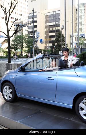 April 2008 – Tokio, Japan – weibliche Manager und Führungskräfte von Nissan, MIYUKI TAKAHASHI, aÊGeneral Manager für das Büro DiversityÊDevelopment, im Vordergrund und ASAKO HOSHINO, Corporate Vice President für Market Intelligence Department, sitzen im Nissan Micra C+C Seat That wasÊdisplayed vor dem Nissan HQ Showroom in Ginza, Tokio (Credit Image: Ko Sasak/ZUMAPRESS.com) Stockfoto