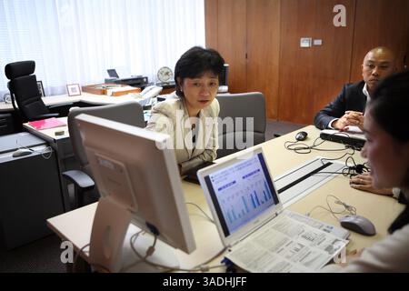 April 2008 – Tokio, Japan – NissanÊfemale Manager und Führungskräfte, ASAKO HOSHINO, Corporate Vice President – Market Intelligence Department, hat marketingÊmeetingÊin ihr Büro in Tokio (Credit Image: Ko Sasak/ZUMAPRESS.com) Stockfoto