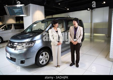 April 2008 - Tokio, Japan - NissanÊfemale Manager und Führungskräfte, links, ÊASAKO HOSHINO, Corporate Vice President, Market Intelligence Department, rechts, ÊÊMIYUKI TAKAHASHI, aÊGeneral Manager für DiversityÊDevelopmentÊOffice, Stand vor Nissan Serena (Credit Image: Ko Sasak/ZUMAPRESS.com) Stockfoto