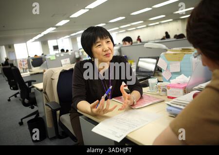 April 2008 – Tokio, Japan – NissanÊfemale Manager und Führungskräfte, MIYUKI TAKAHASHI, aÊGeneral Manager für DiversityÊDevelopmentÊOffice arbeitet in ihrem Büro in Tokio (Credit Image: Ko Sasak/ZUMAPRESS.com) Stockfoto