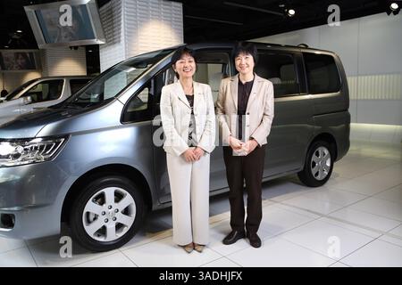 April 2008 - Tokio, Japan - NissanÊfemale Manager und Führungskräfte, links, ÊASAKO HOSHINO, Corporate Vice President, Market Intelligence Department, rechts, ÊÊMIYUKI TAKAHASHI, aÊGeneral Manager für DiversityÊDevelopmentÊOffice, Stand vor Nissan Serena (Credit Image: Ko Sasak/ZUMAPRESS.com) Stockfoto