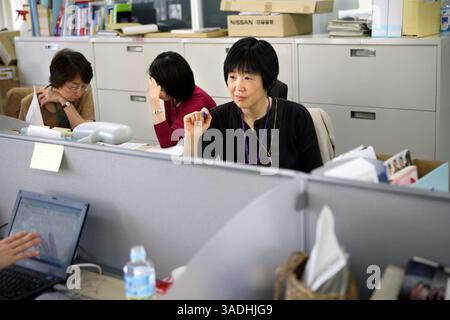 April 2008 – Tokio, Japan – NissanÊfemale Manager und Führungskräfte, MIYUKI TAKAHASHI, aÊGeneral Manager für DiversityÊDevelopmentÊOffice arbeitet in ihrem Büro in Tokio (Credit Image: Ko Sasak/ZUMAPRESS.com) Stockfoto