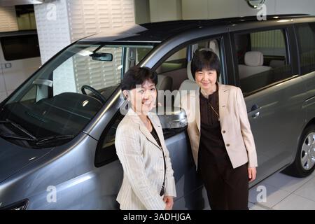 April 2008 - Tokio, Japan - NissanÊfemale Manager und Führungskräfte, links, ÊASAKO HOSHINO, Corporate Vice President, Market Intelligence Department, rechts, ÊÊMIYUKI TAKAHASHI, aÊGeneral Manager für DiversityÊDevelopmentÊOffice, Stand vor Nissan Serena (Credit Image: Ko Sasak/ZUMAPRESS.com) Stockfoto