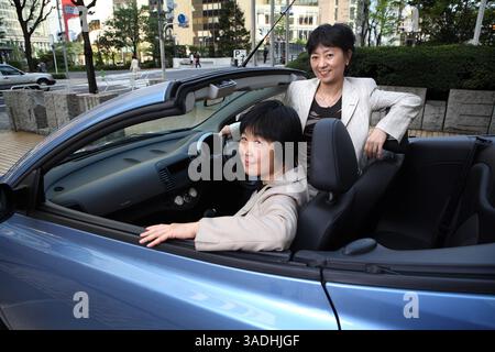 April 2008 – Tokio, Japan – weibliche Manager und Führungskräfte von Nissan, MIYUKI TAKAHASHI, aÊGeneral Manager für das Büro DiversityÊDevelopment, im Vordergrund und ASAKO HOSHINO, Corporate Vice President für Market Intelligence Department, sitzen im Nissan Micra C+C Seat That wasÊdisplayed vor dem Nissan HQ Showroom in Ginza, Tokio (Credit Image: Ko Sasak/ZUMAPRESS.com) Stockfoto