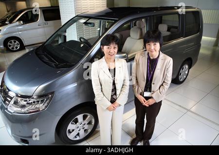 April 2008 - Tokio, Japan - NissanÊfemale Manager und Führungskräfte, links, ÊASAKO HOSHINO, Corporate Vice President, Market Intelligence Department, rechts, ÊÊMIYUKI TAKAHASHI, aÊGeneral Manager für DiversityÊDevelopmentÊOffice, Stand vor Nissan Serena (Credit Image: Ko Sasak/ZUMAPRESS.com) Stockfoto