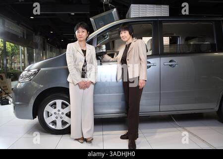 April 2008 - Tokio, Japan - NissanÊfemale Manager und Führungskräfte, links, ÊASAKO HOSHINO, Corporate Vice President, Market Intelligence Department, rechts, ÊÊMIYUKI TAKAHASHI, aÊGeneral Manager für DiversityÊDevelopmentÊOffice, Stand vor Nissan Serena (Credit Image: Ko Sasak/ZUMAPRESS.com) Stockfoto