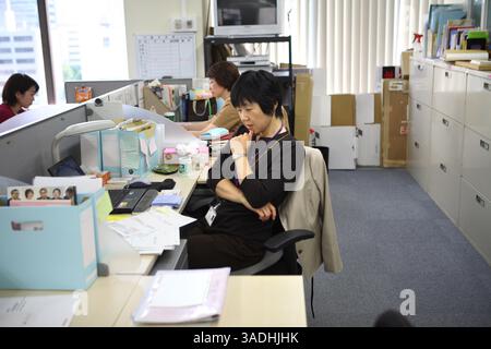April 2008 – Tokio, Japan – NissanÊfemale Manager und Führungskräfte, MIYUKI TAKAHASHI, aÊGeneral Manager für DiversityÊDevelopmentÊOffice arbeitet in ihrem Büro in Tokio (Credit Image: Ko Sasak/ZUMAPRESS.com) Stockfoto