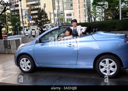 April 2008 – Tokio, Japan – weibliche Manager und Führungskräfte von Nissan, MIYUKI TAKAHASHI, aÊGeneral Manager für das Büro DiversityÊDevelopment, im Vordergrund und ASAKO HOSHINO, Corporate Vice President für Market Intelligence Department, sitzen im Nissan Micra C+C Seat That wasÊdisplayed vor dem Nissan HQ Showroom in Ginza, Tokio (Credit Image: Ko Sasak/ZUMAPRESS.com) Stockfoto