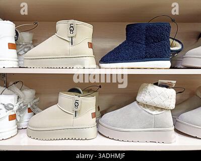 Aktau, Kasachstan - 22. März 2025: Verschiedene gemütliche Winterstiefel werden in den Regalen des Geschäfts ausgestellt. Stockfoto