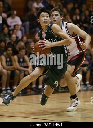 23. Januar 2004 - Palo Alto, CA, USA - in diesem Aktenfoto vom 23. Januar 2004 fährt Jeremy Lin (4) einen Ball in der dritten Periode während eines Spiels gegen die Gunn High School in Palo Alto, Kalifornien. Als erster US-amerikanisch-taiwanesischer Spieler der NBA hatte der jetzt New York Knicks Star Lin sechs Spiele in Folge von 20 oder mehr Punkten, seit der Bench wärmer in die Rotation eingesetzt wurde, um New Yorks längsten Lauf seit März 2011 zu entfachen, als Lin-Sanity beginnt. (Kreditbild: © Dai Sugano/San Jose Mercury News/MCT/ZUMAPRESS.com) Stockfoto